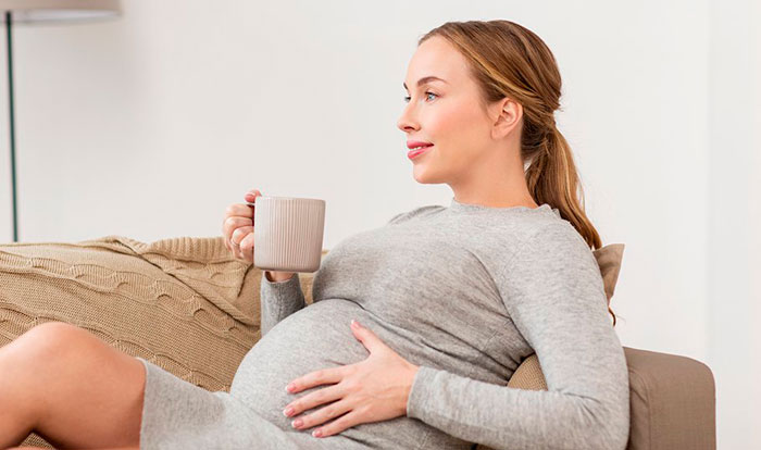 беременная девушка пьет чай