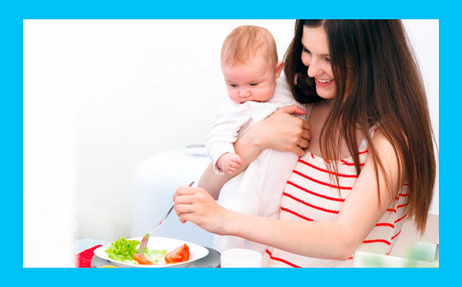 молодая мама с ребенком на руках правильно питается чтобы похудеть после родов