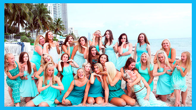 много красивых девушек в голубых платьях на пляже 