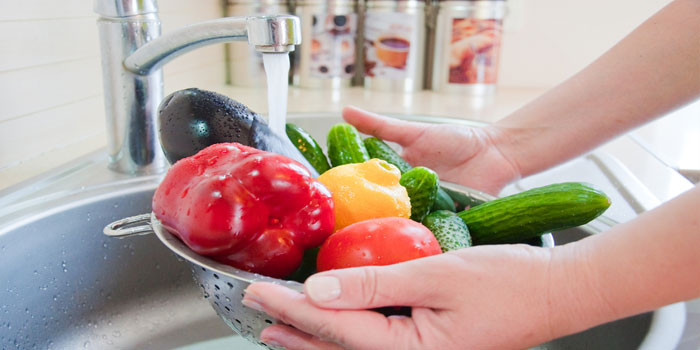 мыть овощи и фрукты
