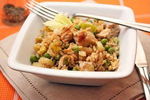 Бурый рис с курицей и овощами