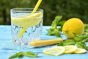 Вода с лимонным соком