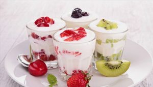 Йогурт с фруктами и ягодами