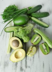 Свежие зеленые овощи