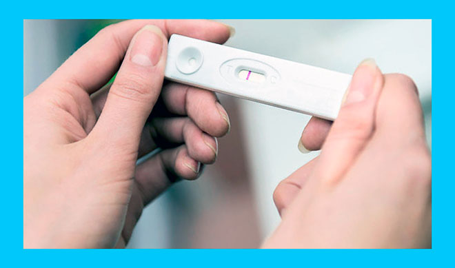 у женщины в руках отрицательный тест на беременность с одной полоской