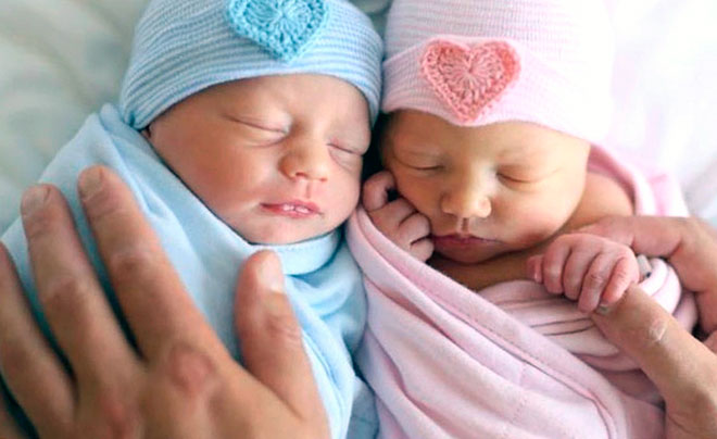 новорожденные мальчик и девочка