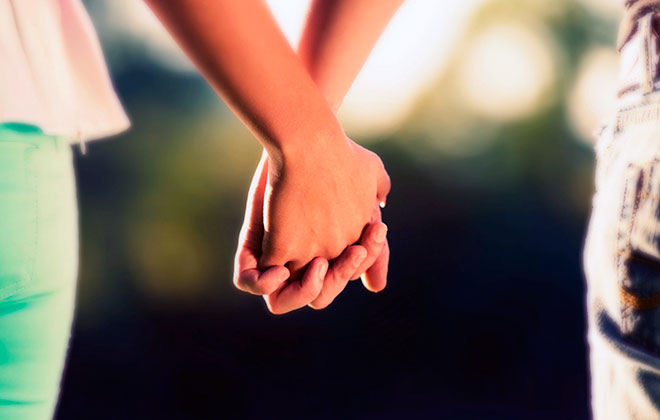 женщина и мужчина держатся за руки