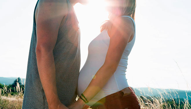 беременная женщина и ее мужчина в поле