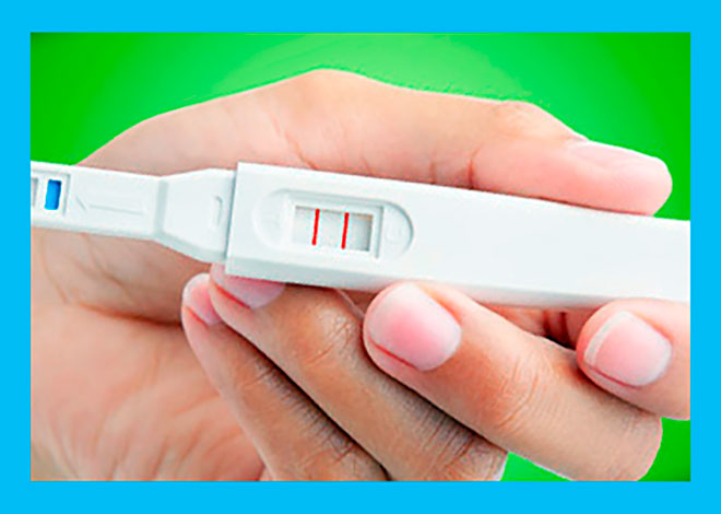 положительный тест на беременность с двумя полосками в руке