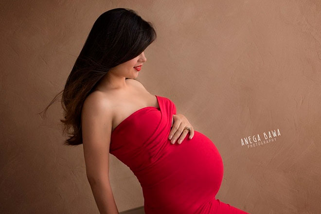 беременная девушка в шикарном красном платье