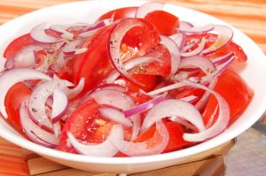 Салат из помидоров с луком