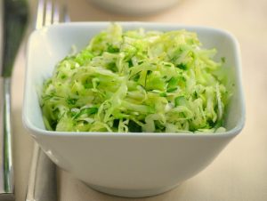 Луковый салат с капустой и огурцом
