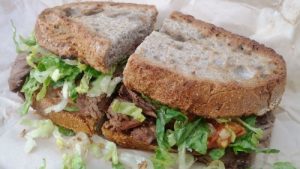 Нежирные бутерброды с мясом и зеленью