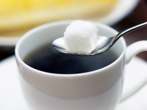 Чашка кофе с кубиком сахара