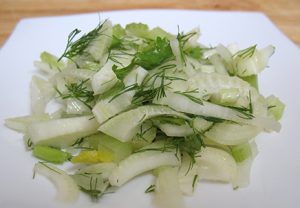 Луковый салат с фенхелем и сельдереем