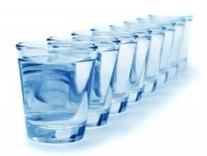 Употребление воды по стаканам