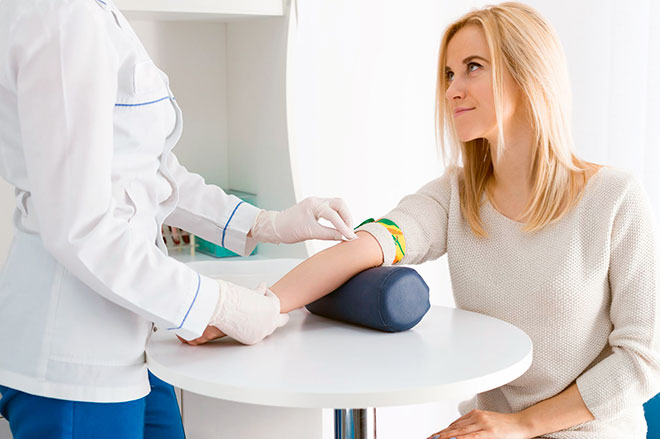 девушка сдает кровь из вены для исследования д-димера