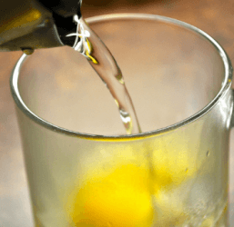 Теплая вода с лимонным соком