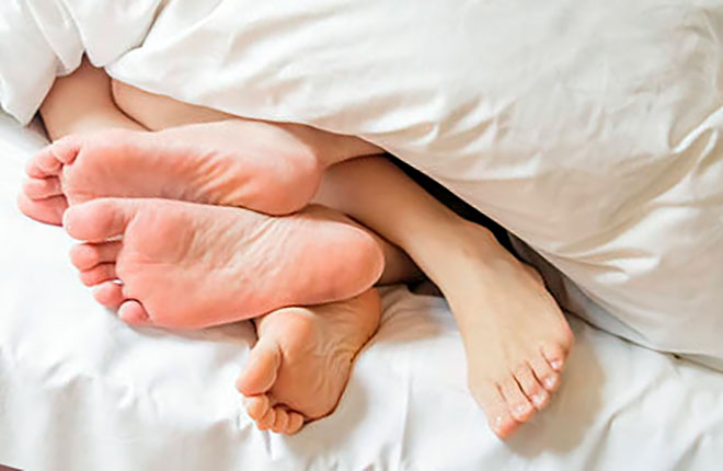 ноги мужчины и женщины торчат из под одеяла