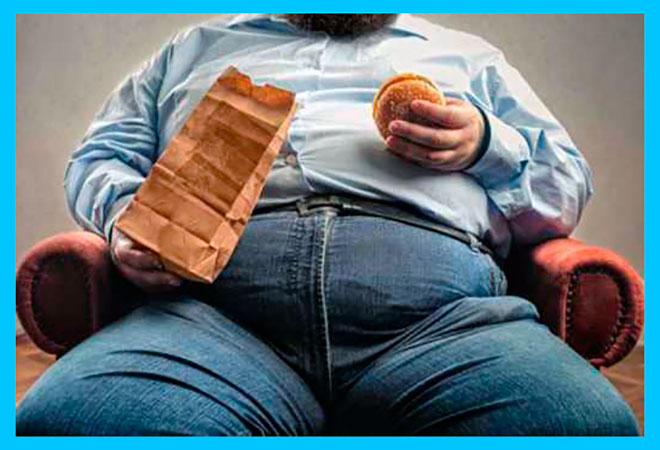 толстый мужчина ест гамбургер