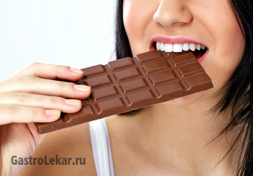 Девушка ест шоколад при гастрите