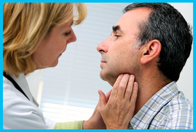 эндокринолог проверяет щитовидную железу у мужчины