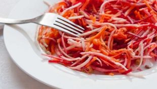 Салат из свеклы моркови и яблока