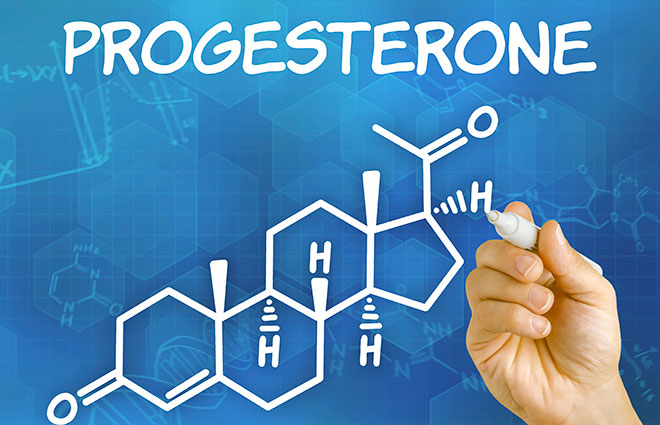 человек рисует формулу прогестерона