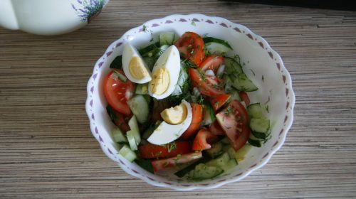 Салат из огурцов, помидоров и яиц