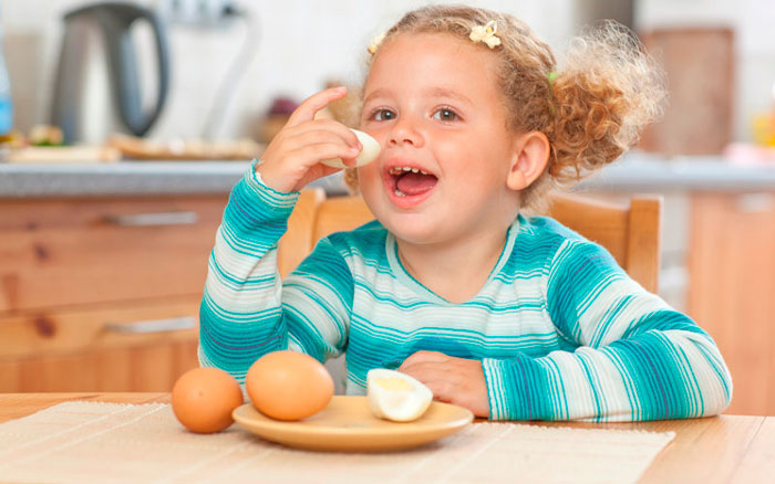 ребенок ест варенье яйца