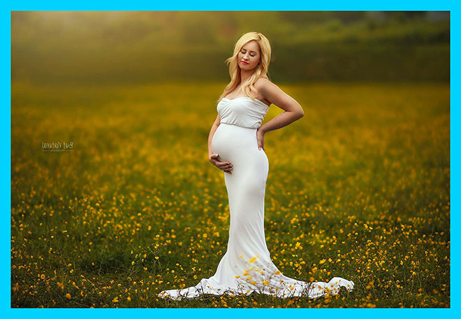 беременная девушка в поле в красивом белом платье