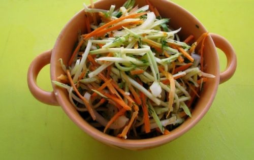 Салат из кабачка, моркови и огурца