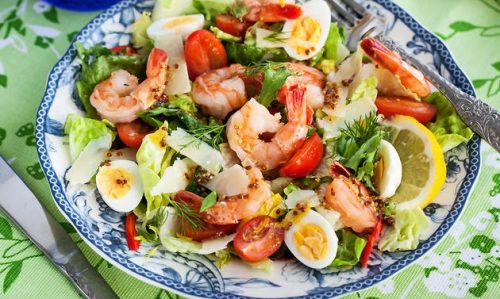 Салат с морепродуктами и яйцом