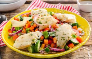 Овощной салат с рыбой