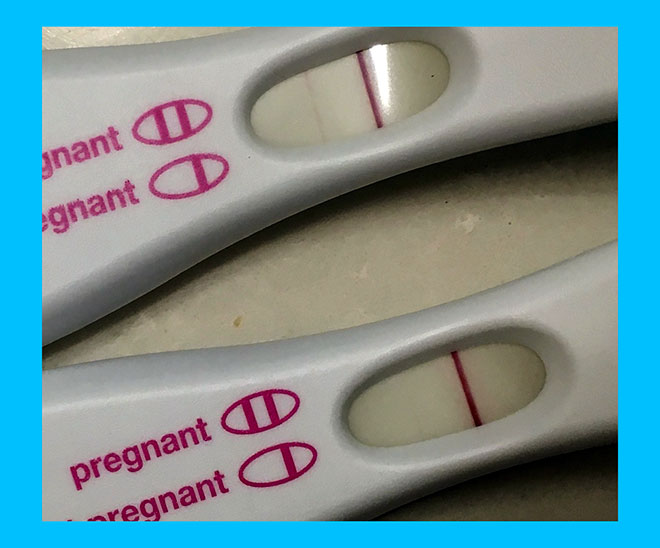 фото двух отрицательных тестов на беременность с одной полоской