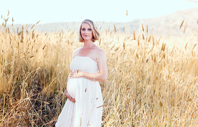 беременная взрослая женщина в поле