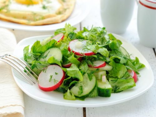 Салат из редиса, зелени и огурца