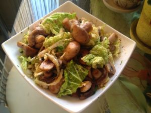 Салат с грибами и пекинской капустой