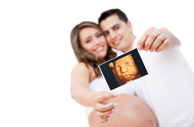 беременная девушка и парень