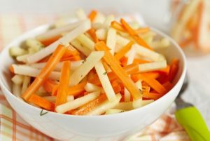 Салат из моркови с яблоком