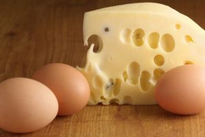 Сыр и яйца