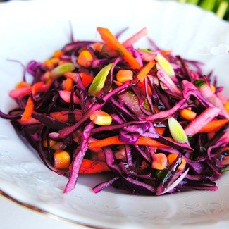 Салат из фиолетовой капусты с перцем