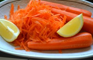Тертая морковь с лимонным соком