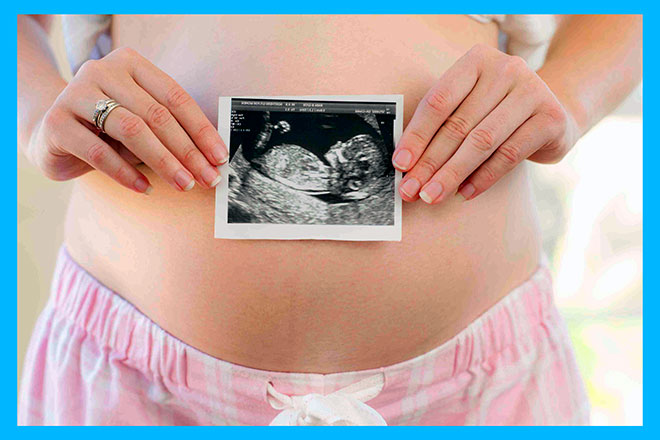 беременная девушка с узи снимком своего ребенка